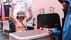 Una mujer participa en el Día oficial para deshacerse de las cosas malas 