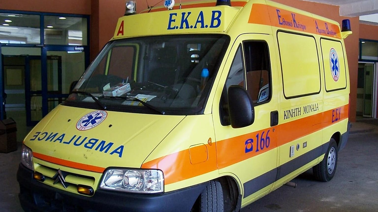 Τροχαίο με σχολικό στη Βούλα- Τραυματίστηκαν παιδιά 