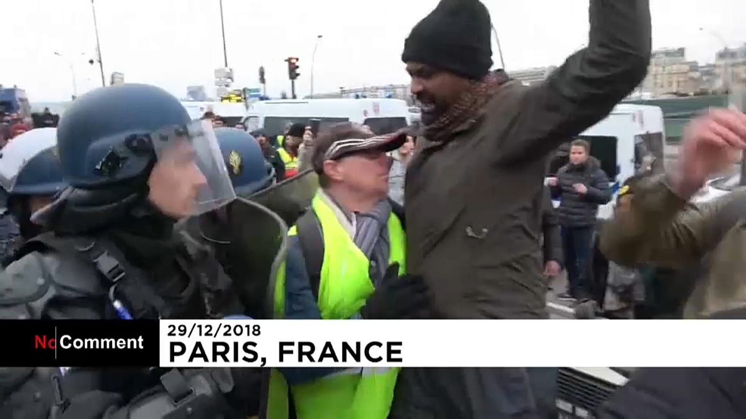 Gilets jaunes : des heurts à Paris 