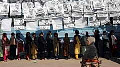 Unas mujeres esperan la fila para poder votar, en Daca, Bangladés. 