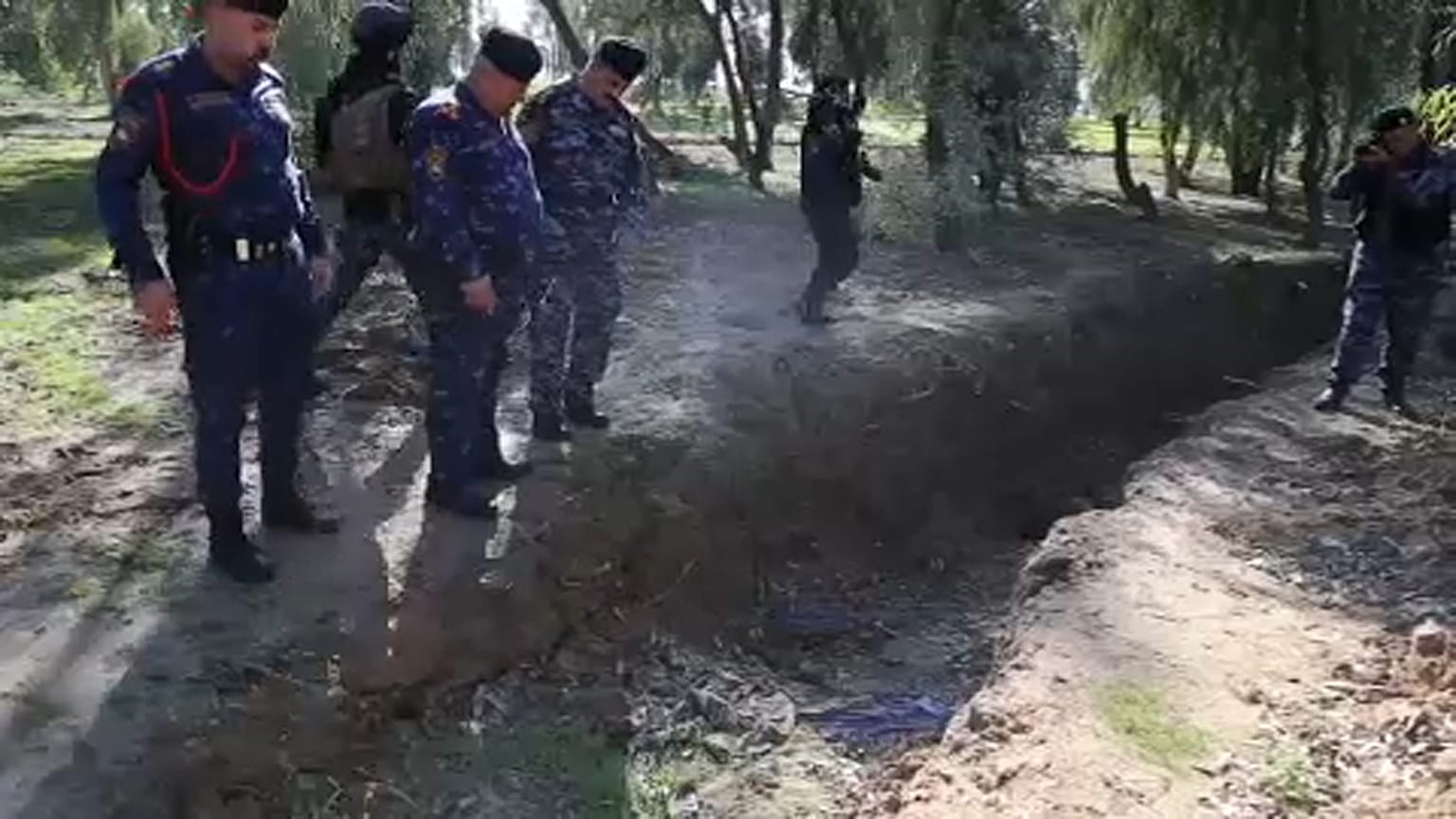 اكتشاف مقبرة جماعية في الحويجة العراقية تضم مدنيين وعسكريين وأطفالاً 