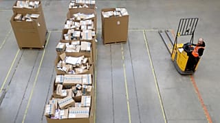 Un trabajador en la planta de Amazon en Praga