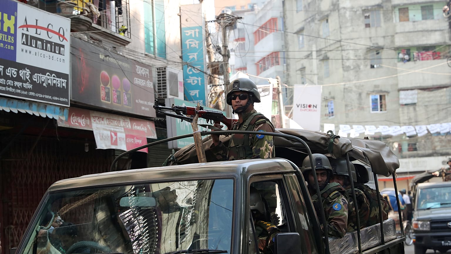 Bangladeş'te halk, silahların gölgesinde seçime gitti