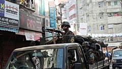 Bangladeş'te halk, silahların gölgesinde seçime gitti