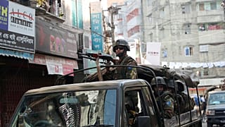 Bangladeş'te halk, silahların gölgesinde seçime gitti