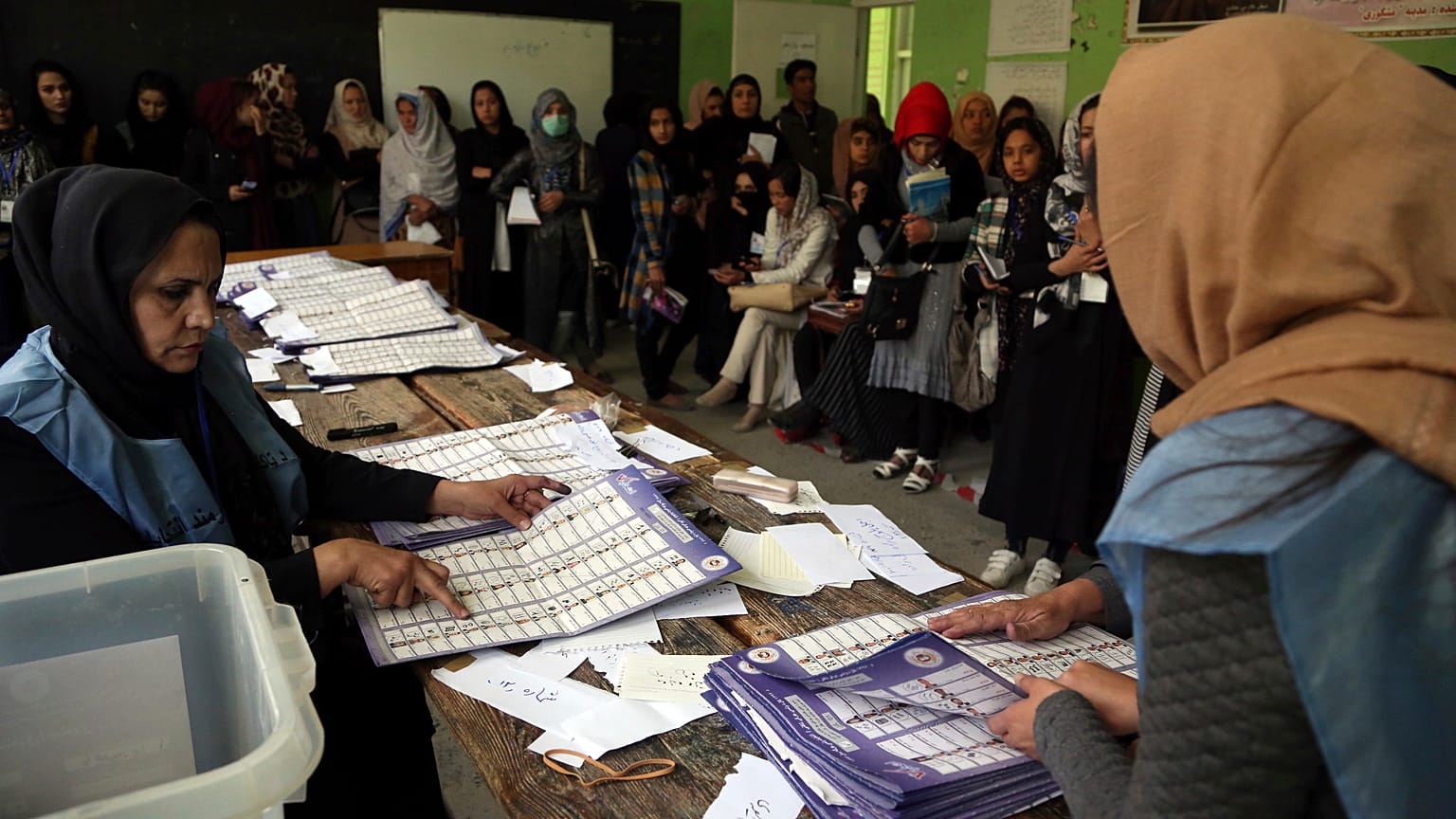 Afganistan Seçim Komisyonu görevlileri 