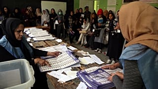 Afganistan Seçim Komisyonu görevlileri 