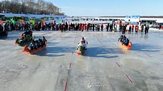 Buz üstünde kayık yarışı 