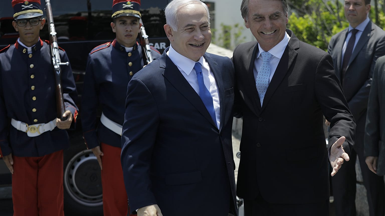 Una multitud de turistas frustran la visita de Netanyahu al icónico Cristo de Río