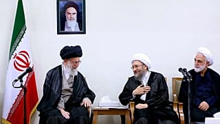 زیباکلام: رهبر بی‌طرف نیست و آملی لاریجانی به گروه‌های تندرو تمایل دارد
