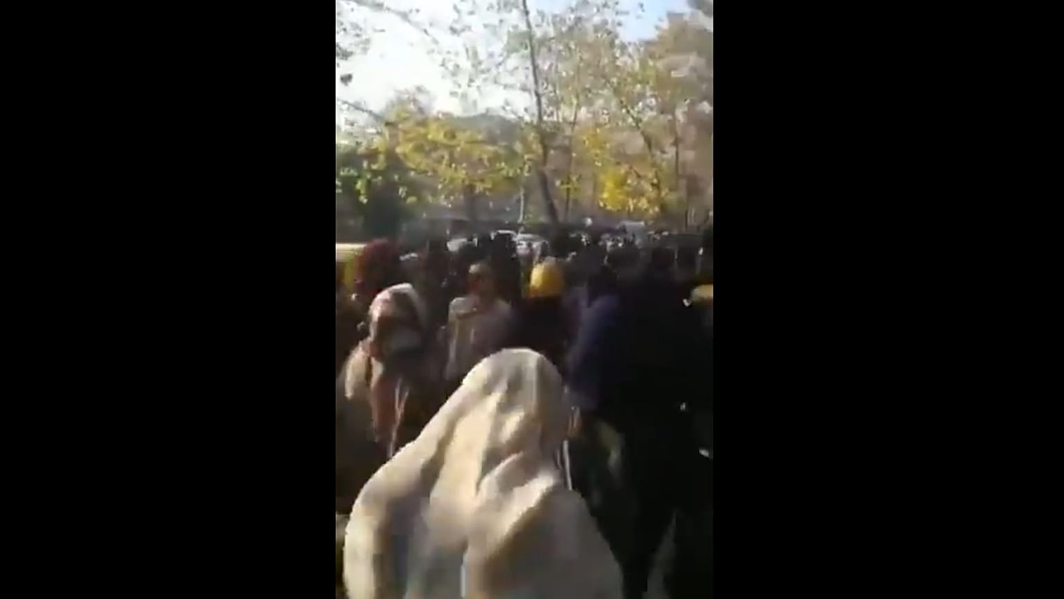 قوات الأمن الإيرانية تشتبك مع طلاب يحتجون على حادث حافلة