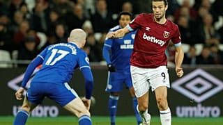 Ünlü futbolcu maçtan çıktı kız kardeşinin düğününe eşofmanla gitti