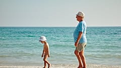 Regno Unito, il governo: "Portate i nonni in vacanza con voi"
