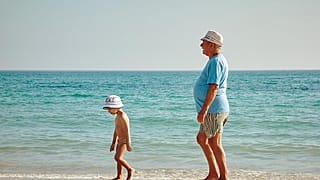 Regno Unito, il governo: "Portate i nonni in vacanza con voi"