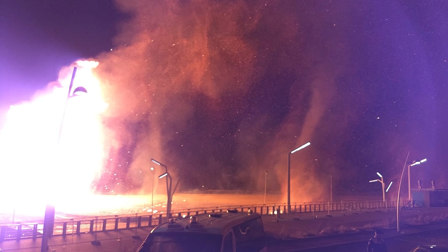 هولندا: الألعاب النارية تؤدي إلى اندلاع حريق هائل في منتجع قرب مدينة لاهاي