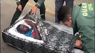 Ces migrants se cachaient dans des matelas