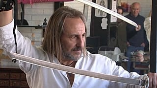 Kardokkal és fáklyákkal vág hajat a spanyol nindzsa fodrász 