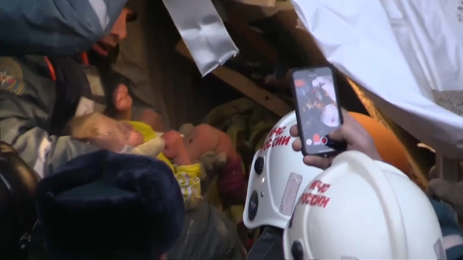 Bebé de 11 meses resgatado de escombros de explosão 