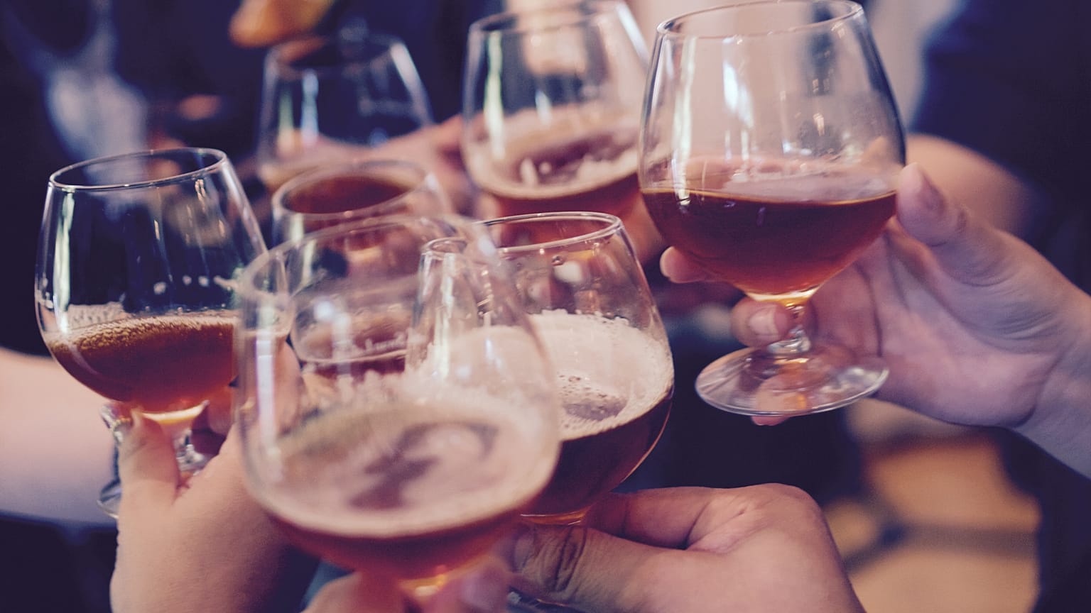 ¿En qué países europeos los hogares gastan más y menos en bebidas alcohólicas?