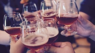 ¿En qué países europeos los hogares gastan más y menos en bebidas alcohólicas?