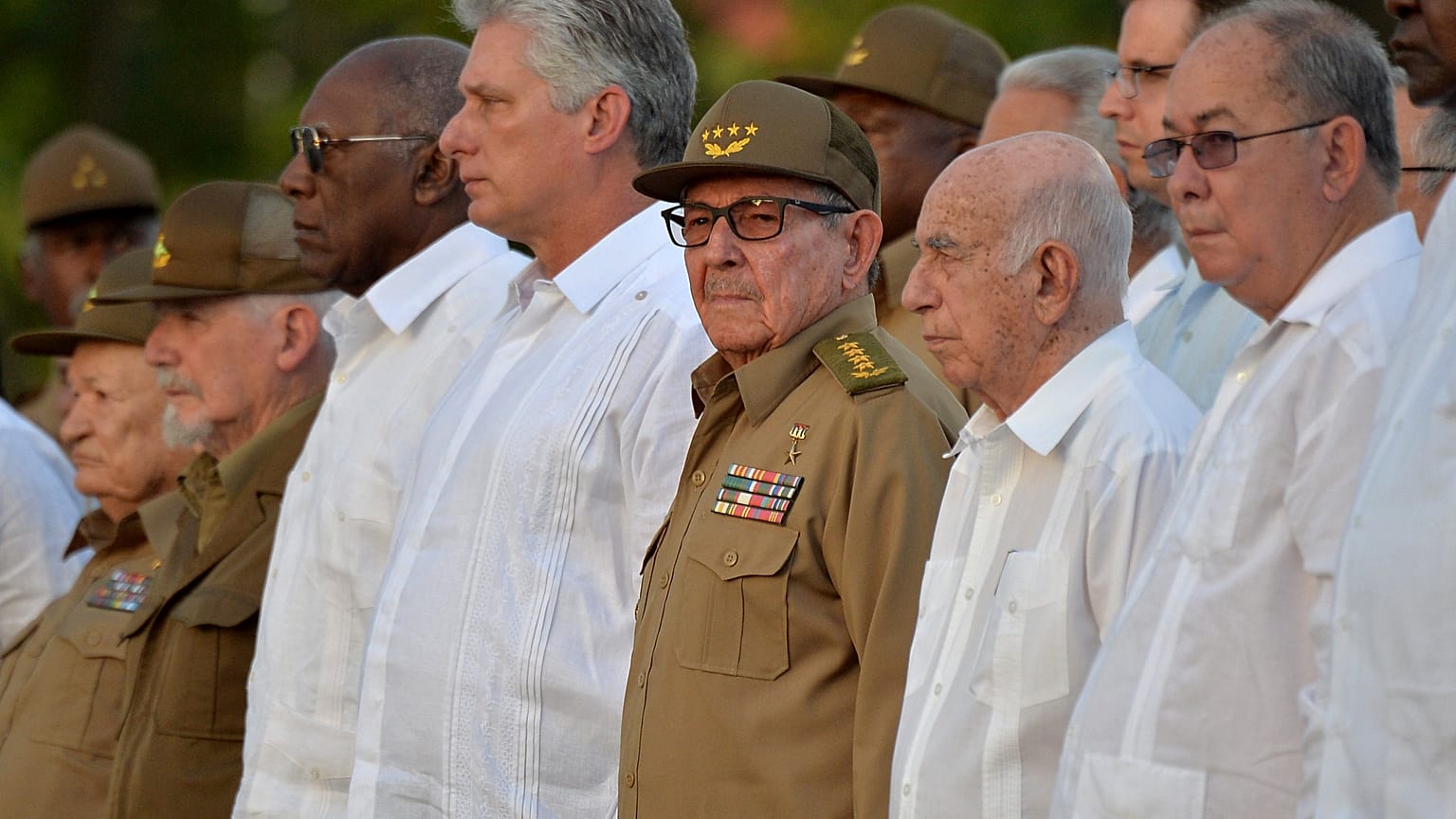 Kubas Präsident Diaz-Canel und Raúl Castro stehen neben anderen Männern