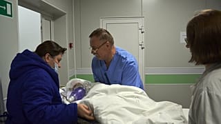 Kórházban az orosz kisbaba, akit 35 óra után emeltek ki a romok közül