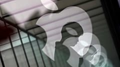 Apple-Logo-Reflektionen und Silhouette eines Menschen