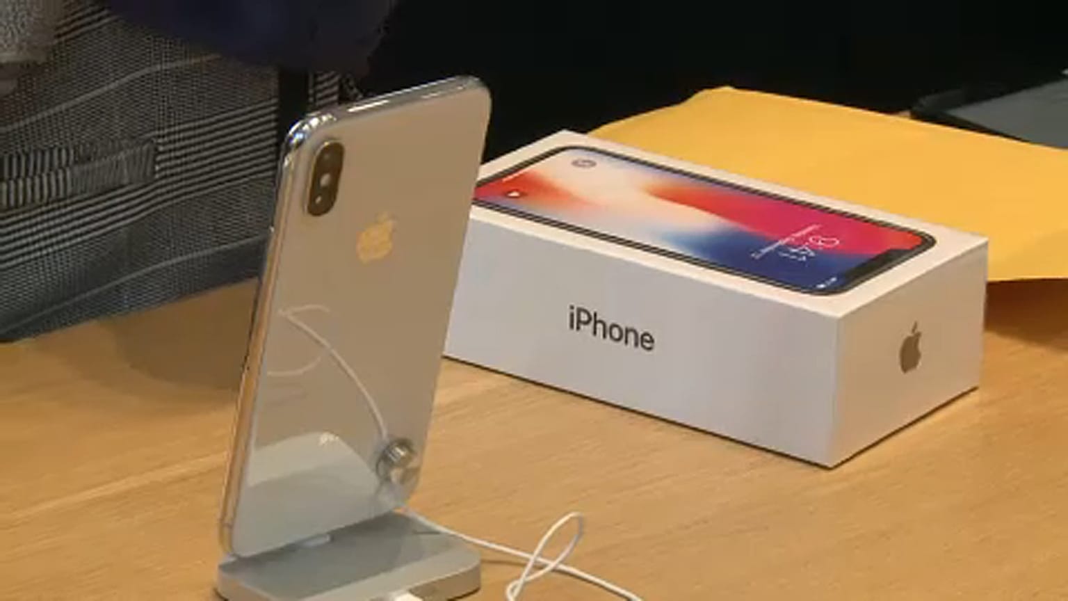 Csökkentette negyedéves várakozásait az Apple