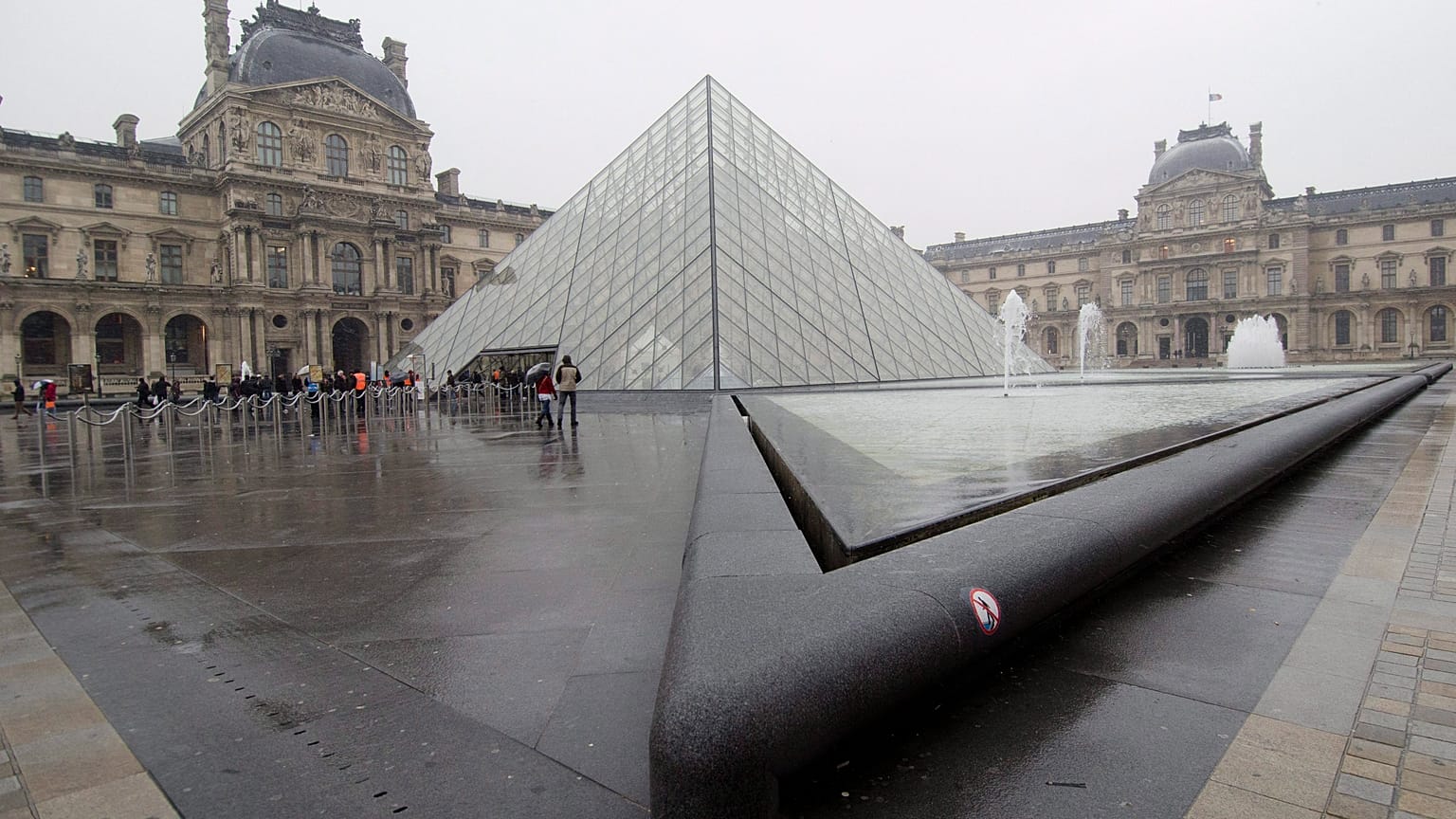 2013-as kép a Louvre épületegyütteséről