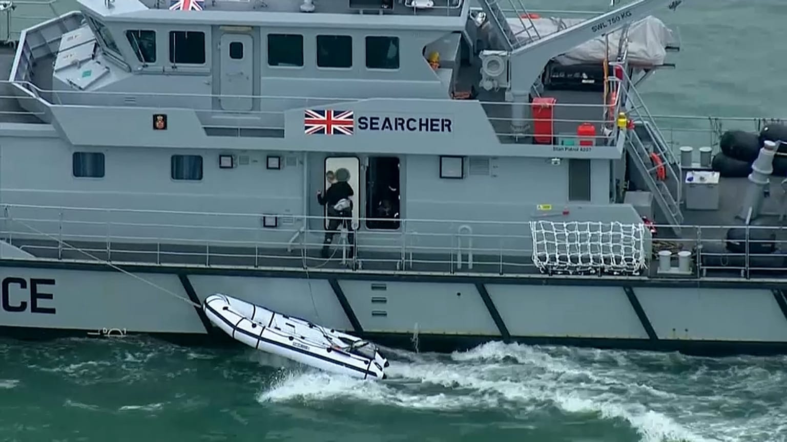 Embercsempészeket fogtak a britek