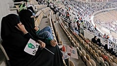 Alcune donne assistono ad una partita allo stadio di Gedda