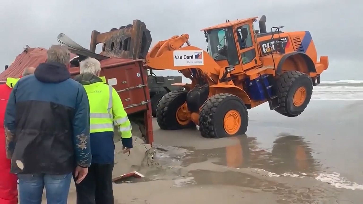 Konténerek estek a vízbe egy teherhajóról