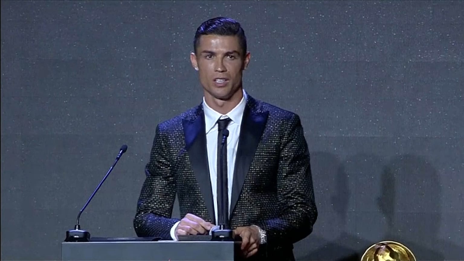 شاهد: رونالدو أفضل لاعب في العالم في حفل غلوب سوكر في دبي
