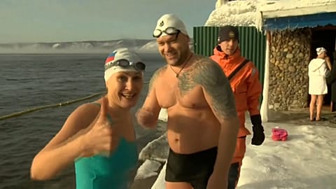 Eisiges Badefest am Baikalsee
