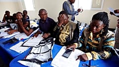 La Comisión Electoral del Congo revisa los formularios de votación. 