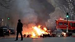 Gilet gialli a Parigi sfondano la porta di un ministero