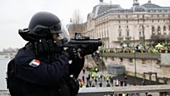 Gilets jaunes: growing calls for Flash Ball riot control guns to be banned in France