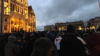 Megtelt tüntetőkkel a Kossuth tér