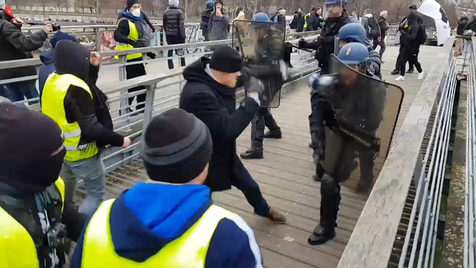 Gilet gialli, atto VIII: ancora violenze. Pugile professionista contro agenti