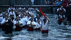 مراسم مذهبی در بلغارستان؛ رقص با صلیب چوبی در آب یخ زده
