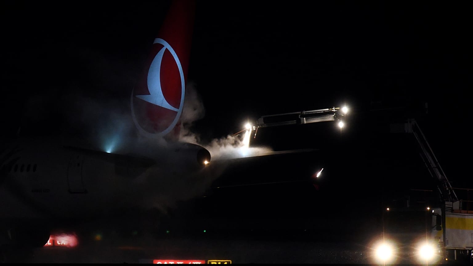Türk havayollarına ait yolcu uçağı Ukrayna'da pistten çıktı