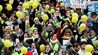 Διαδήλωσαν φωνάζοντας στους αστυνομικούς «ένα φιλί, ένα φιλί»