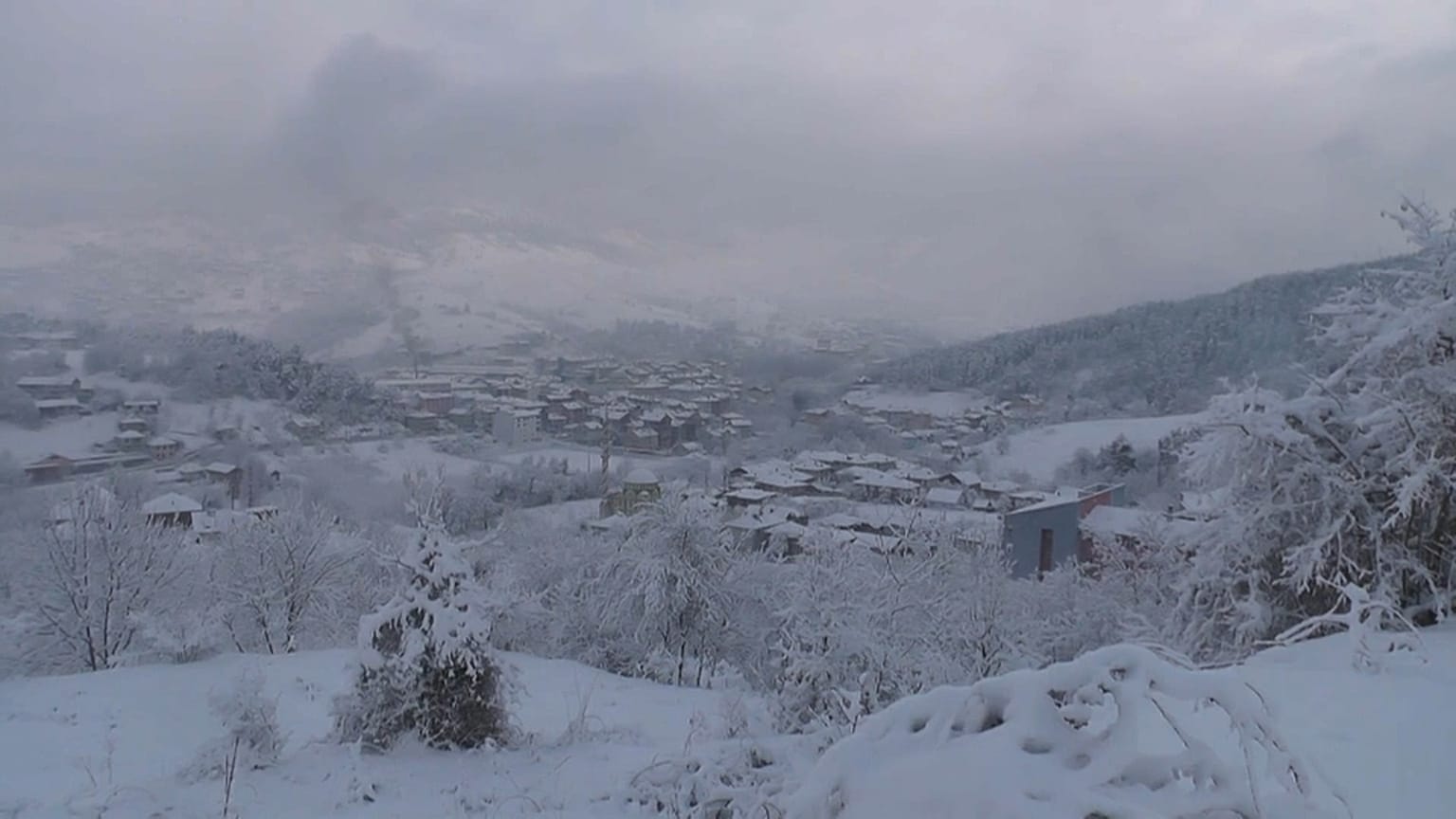 Video | Türkiye beyaz örtüye büründü: Okullar tatil, ulaşım felç 