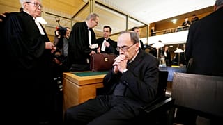 Le cardinal Barbarin se défend sur le banc des accusés 