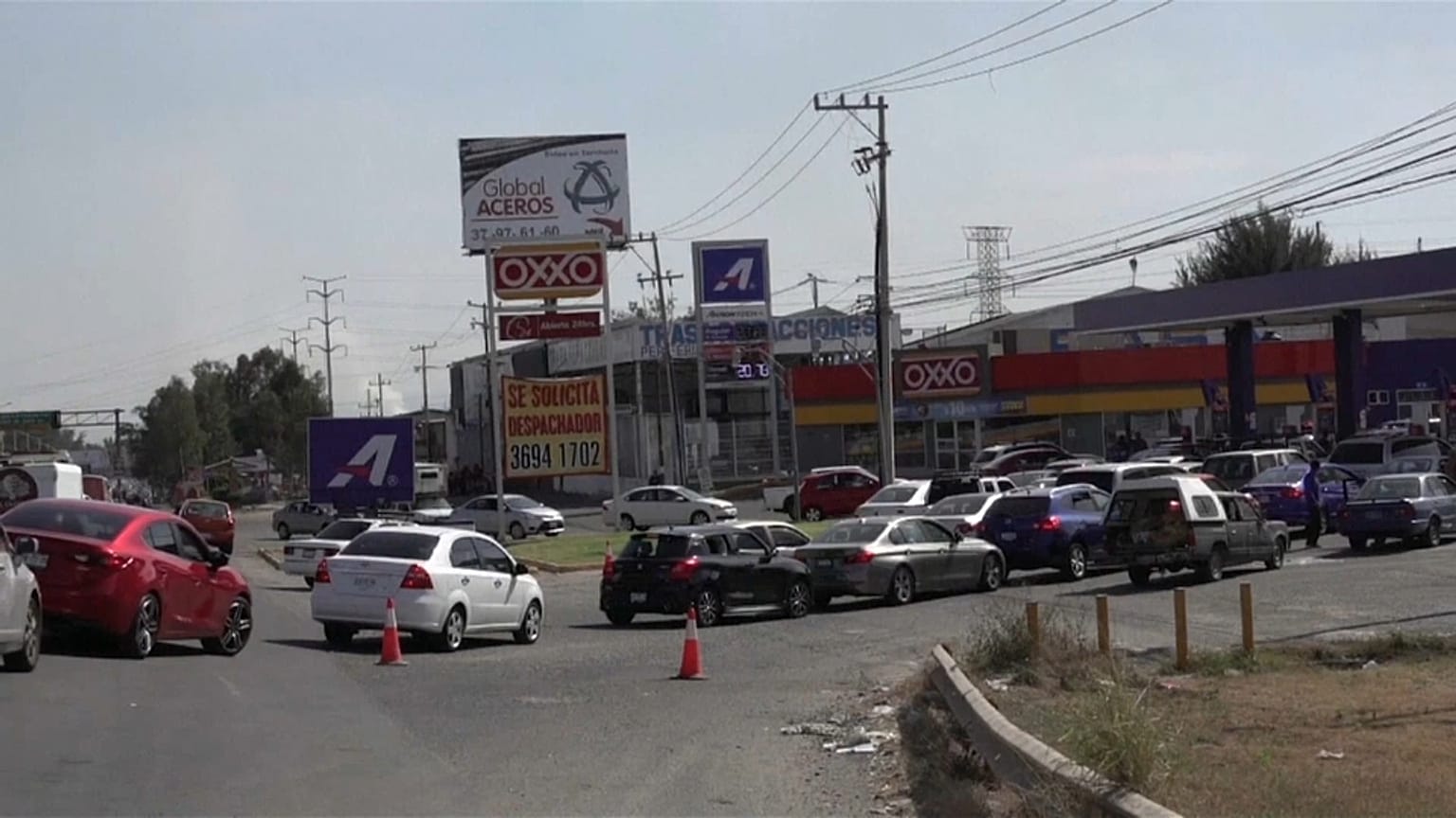 Lunghe code in Messico per qualche litro di benzina