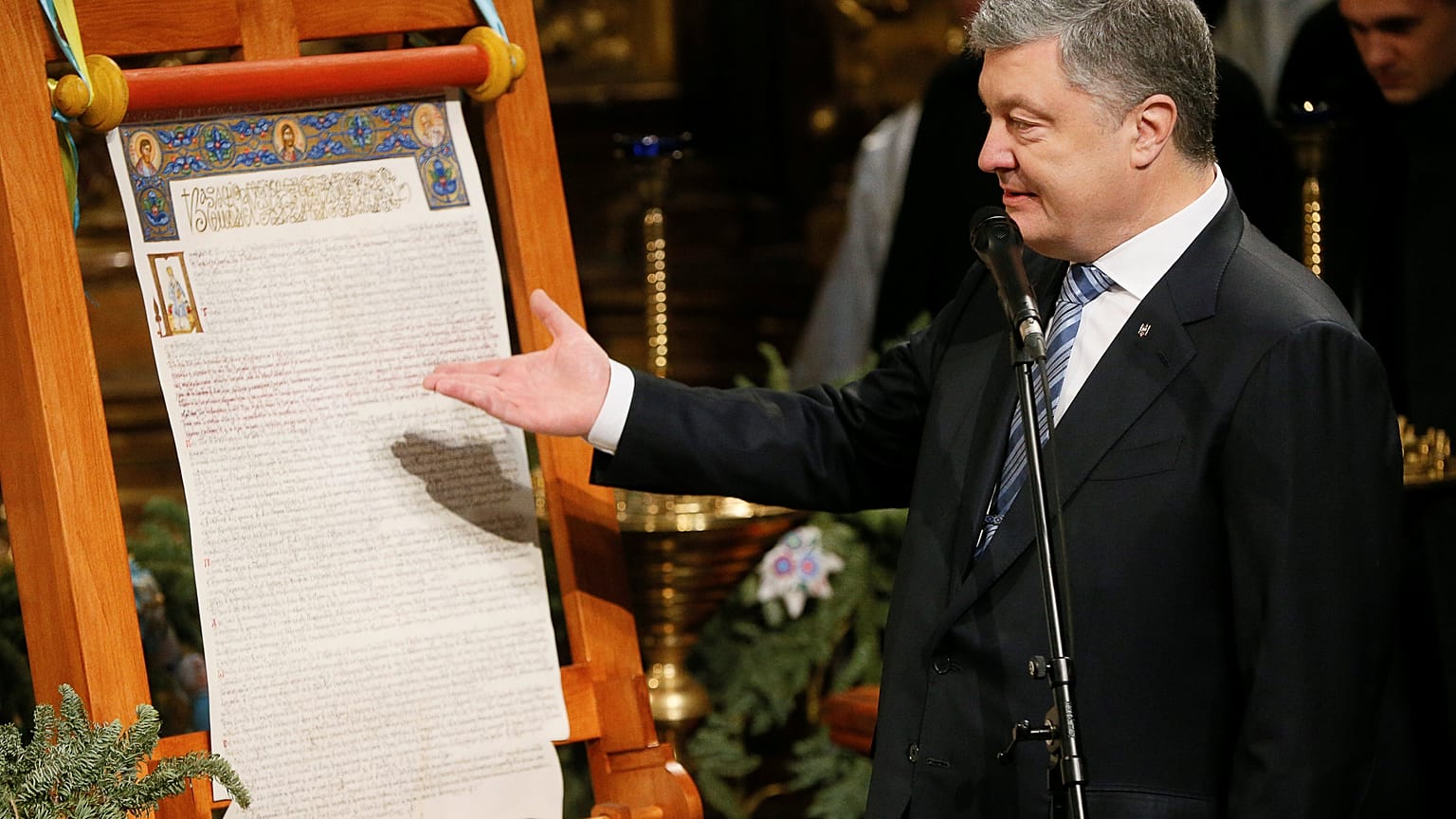 Президент Пётр Порошенко с томосом об автокефалии в Софийском соборе