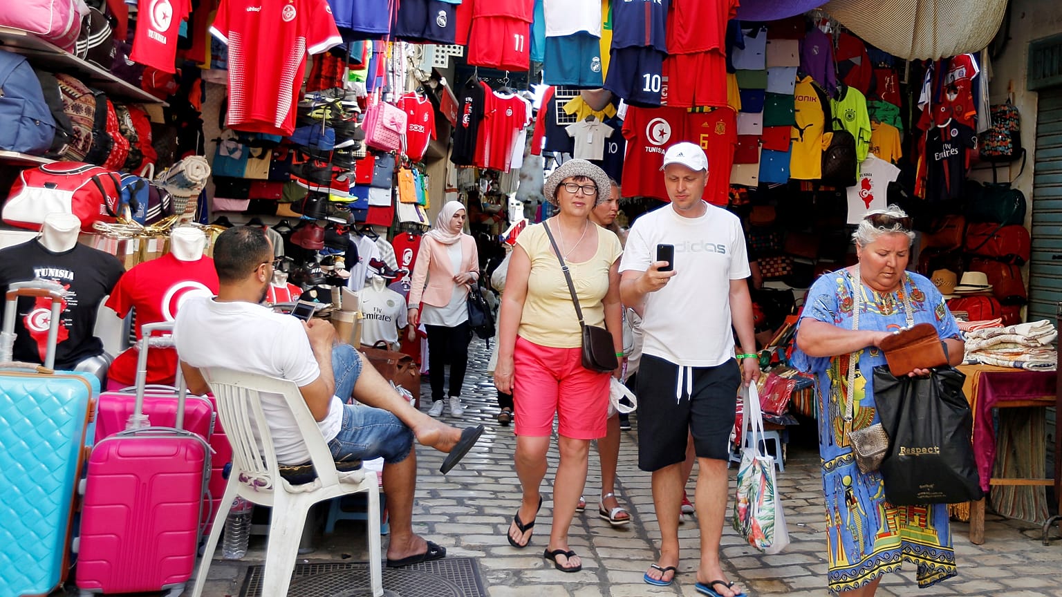 عدد قياسي لزوار تونس يرفع إيرادات السياحة بنسبة 45%