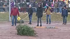 Weltmeisterschaft im Weihnachtsbaumwerfen