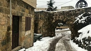 شاهد: الثلوج تغطي شمال لبنان .. واللبنانيون يتمتعون بمناظر خلابة