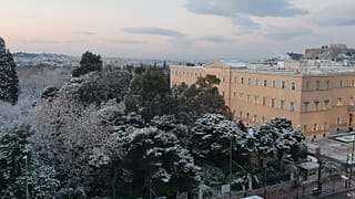 Χιόνι ακόμη και στην πλατεία Συντάγματος (εικόνες & βίντεο)